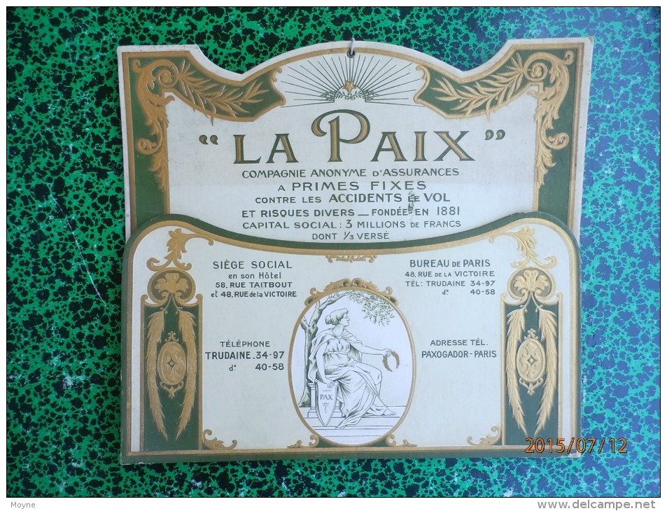 PUBLICITE  PLV  Pour ASSURANCE LA PAIX -PORTE LETTRES  CARTON GAUFFRé - Médaillon à La Femme Laurée - Placas De Cartón