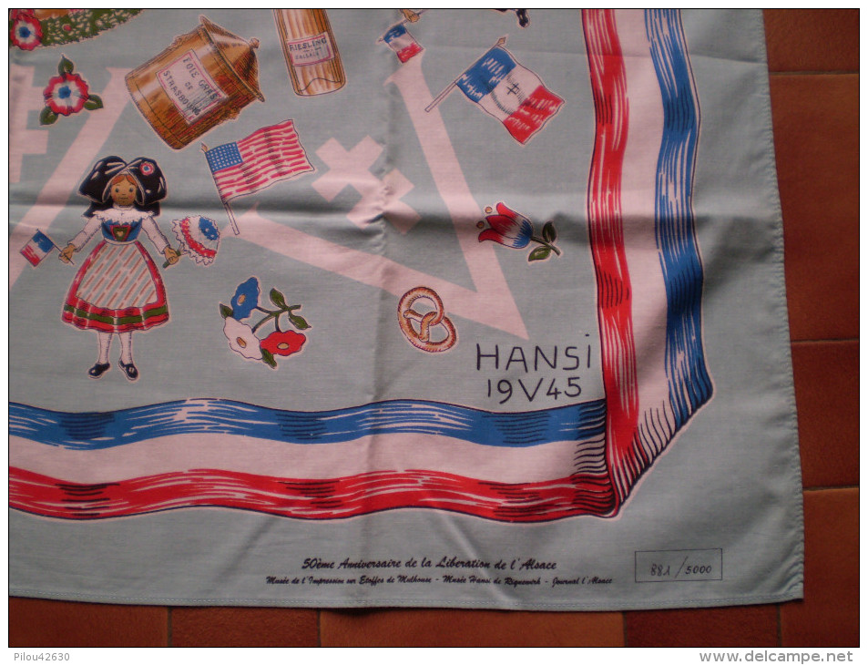 Hansi : Foulard Commémorant La Victoire De 1945. Anniversaire De La Libération De L'Alsace : 85 X 85 Cms - Autres & Non Classés