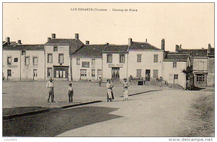 CPA - Les ESSARTS (85) - Vue Du Champ De Foire Et Des Hôtels De La Place - Les Essarts