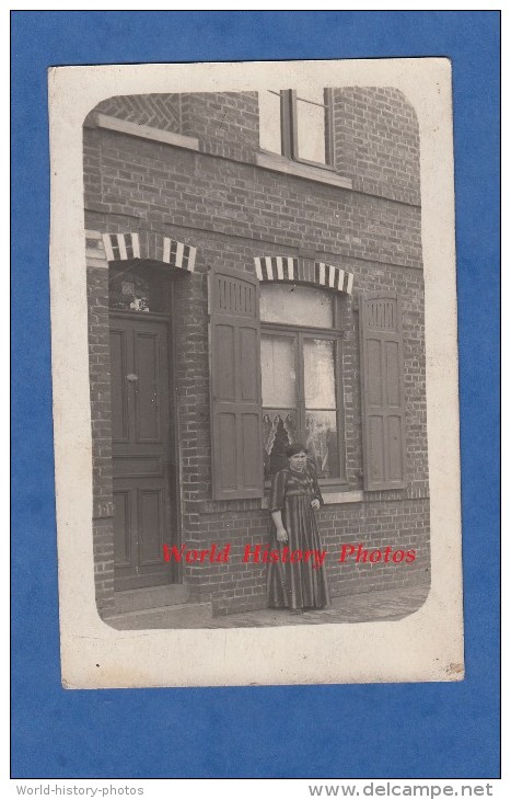 CPA Photo - LAMBERSART - Portrait De Mme Emile WIART Devant Sa Maison 23 Rue Nouvelle - Lambersart