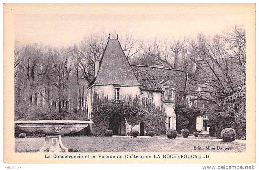 LA ROCHEFOUCAULT 16 - La Conciergerie Et La Vsque Du Chateau - CPA - Charente - Autres & Non Classés