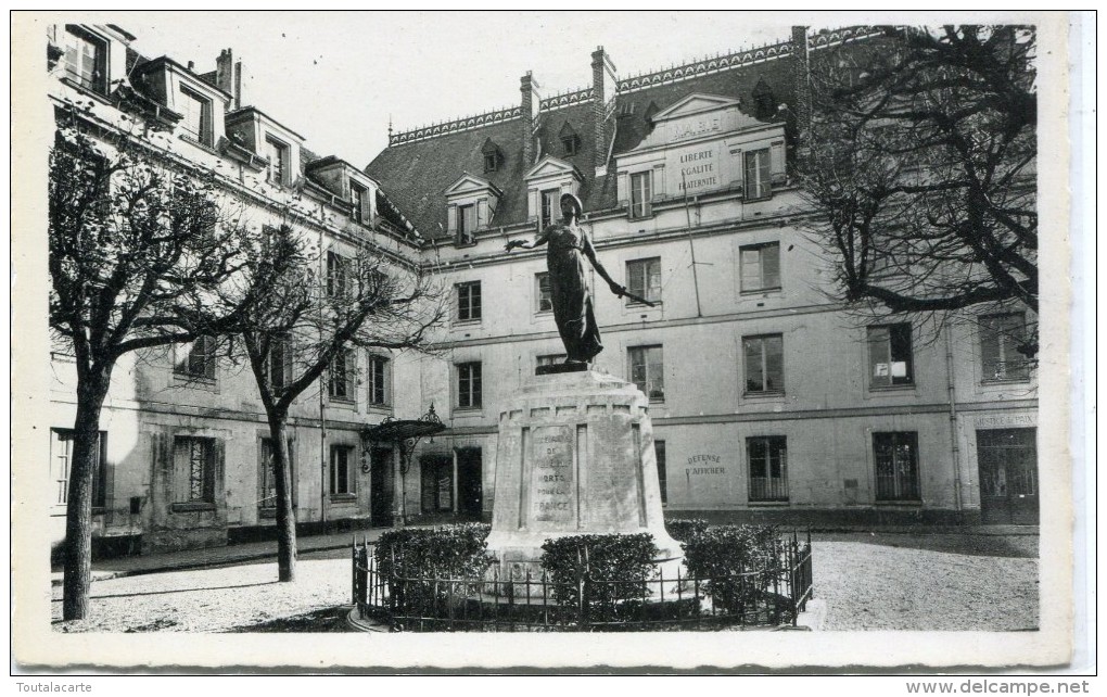 CPSM 94 VILLEJUIF LA MAIRIE ET LE MONUMENT AUX MORTS - Villejuif