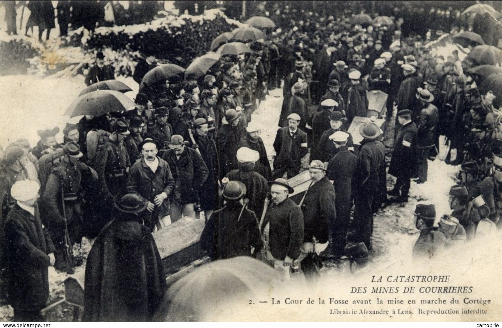 Dépt 62 - La Catastrophe Des Mines De COURRIÈRES - La Cour De La Fosse Avant La Mise En Marche Du Cortège - (cercueils) - Autres & Non Classés