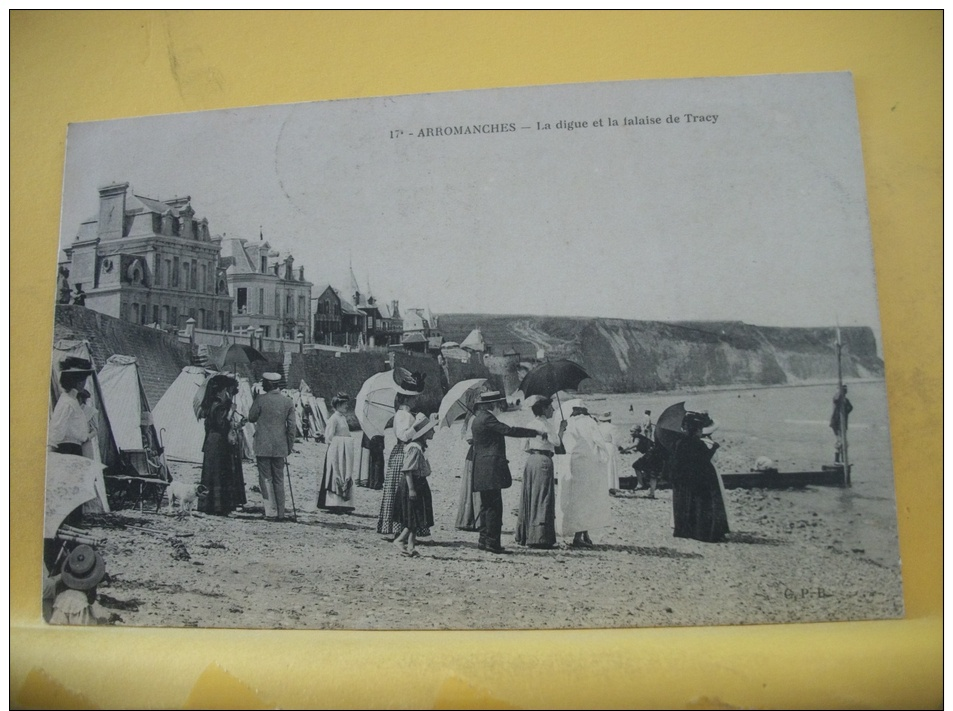 14 575 CPA - ARROMANCHES - LA DIGUE ET LA FALAISE DE TRACY - 1909 - ANIMATION - Arromanches