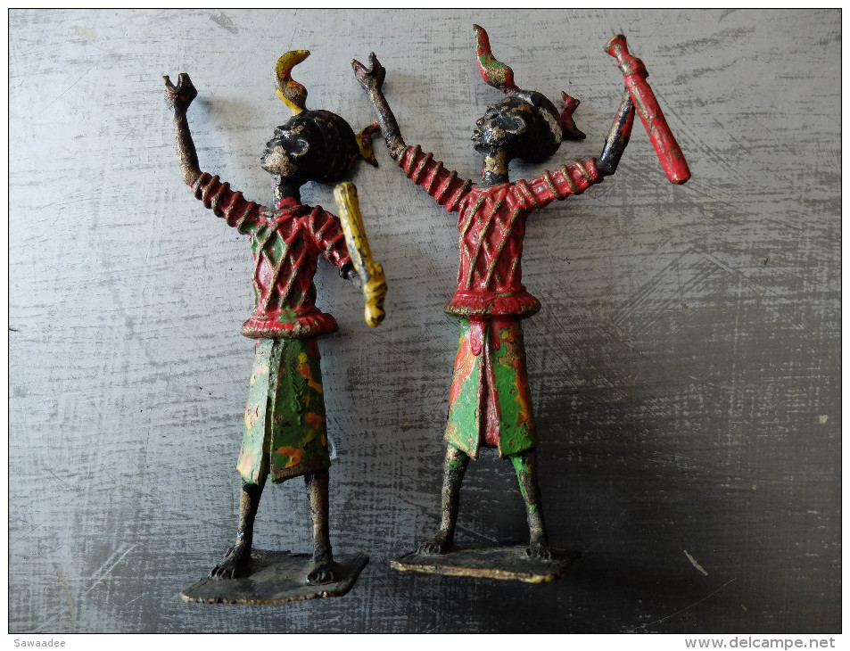 SCULPTURE - AFRIQUE - PAIRE DE PERSONNAGES - MUSICIENS ? SORCIERS ? - METAL - PEINTURE - H:165 Mm - African Art