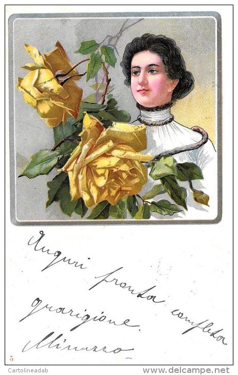 [DC4098] CARTOLINA - FIORI - ROSE GIALLE CON DONNA SULLO SFONDO - Viaggiata 1907 - Old Postcard - Fiori