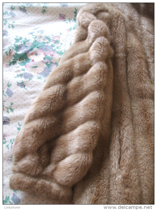 Très beau MANTEAU veste DASCO fausse FOURRURE imitation fourrure beige-gris