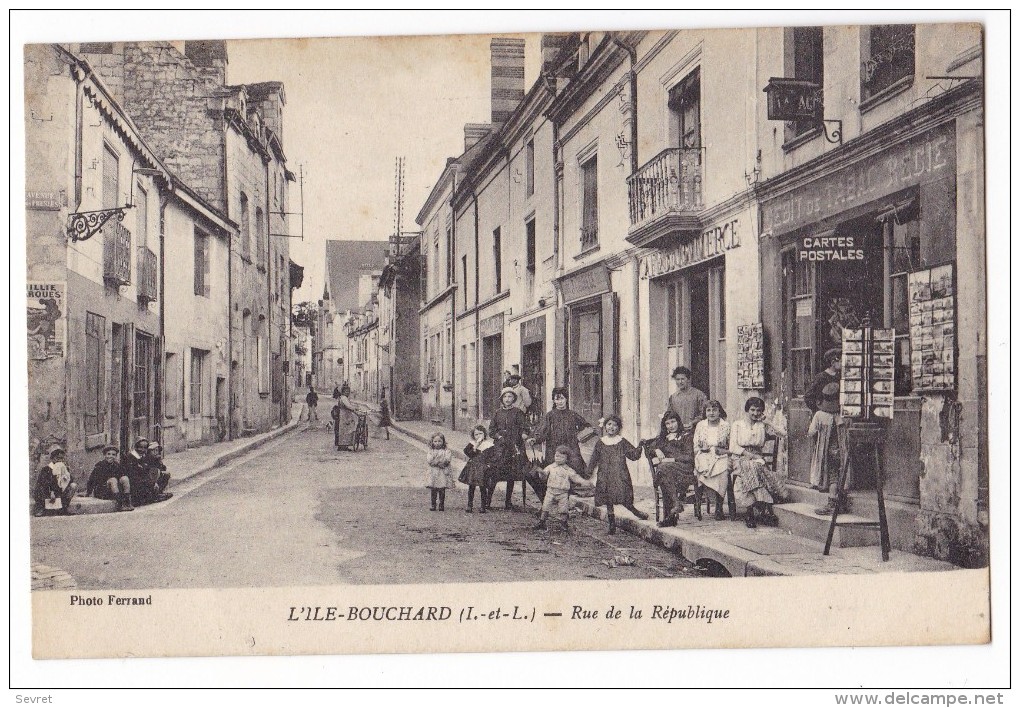 L' ÎLE-BOUCHARD. - Rue De La République. Débit De Tabac 1er Plan - L'Île-Bouchard