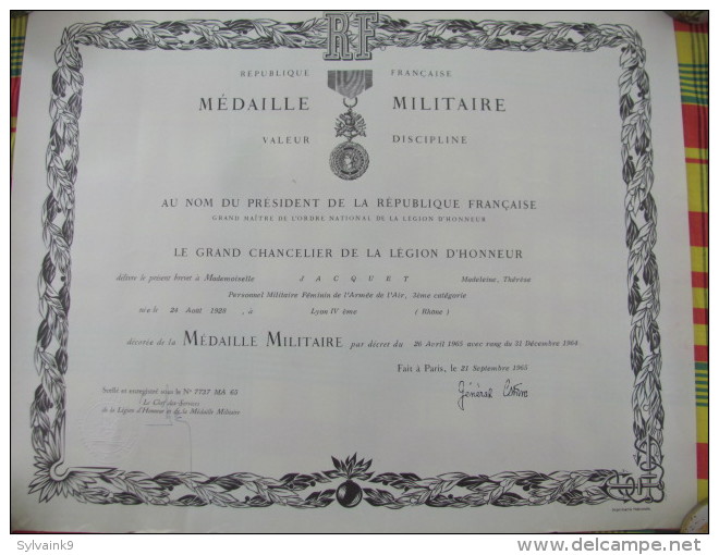 Diplome De La Medaille Militaire 1965 Valeur Discipline Au Nom Du President De La Republique Francaise Armee - Diplomi E Pagelle