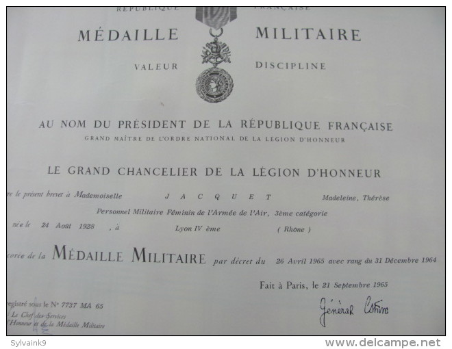 Diplome De La Medaille Militaire 1965 Valeur Discipline Au Nom Du President De La Republique Francaise Armee - Diplômes & Bulletins Scolaires