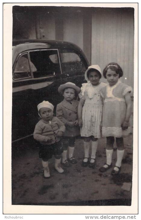 CARTE PHOTO D ENFANTS DEVANT UNE VOITURE ANCIENNE / LIEU A IDENTIFIER - Photographie