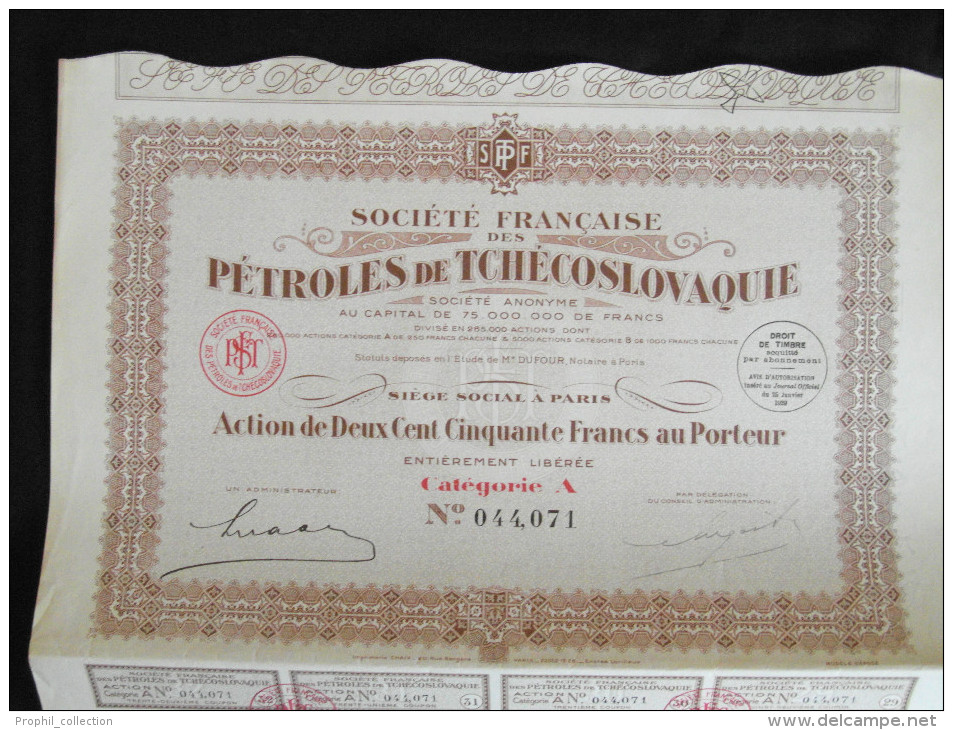 Action 250 Francs Au Porteur Societe Francaise Des Petroles De Tchecoslovaquie Siège Social à Paris Coupons - Pétrole