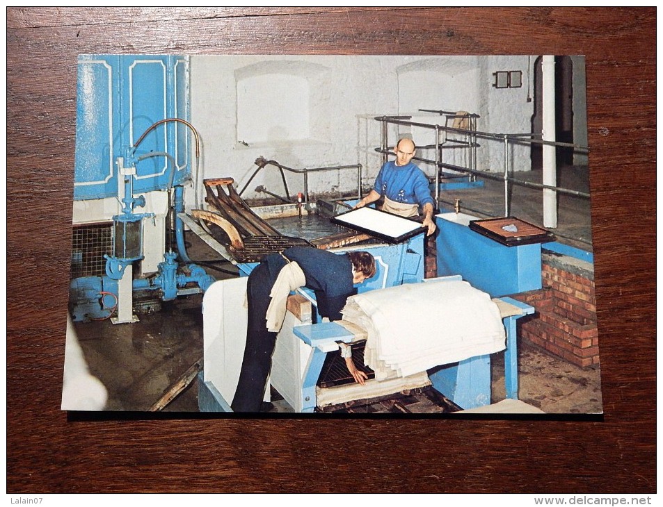 Carte Postale Ancienne : Wookey Hole , WELLS, Somerset : Making Paper Hand In The Mill - Wells
