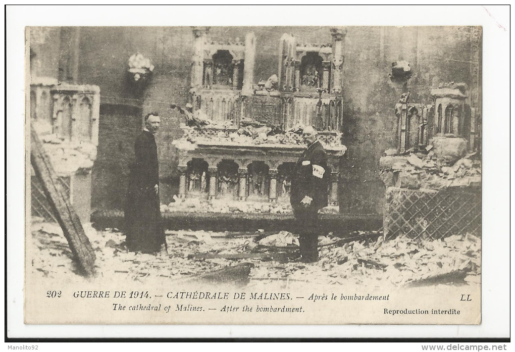 CPA Militaria Belgique : Cathédrale De Malines Après Le Bombardement (curé Et Civil Portant Brassard) - Machelen