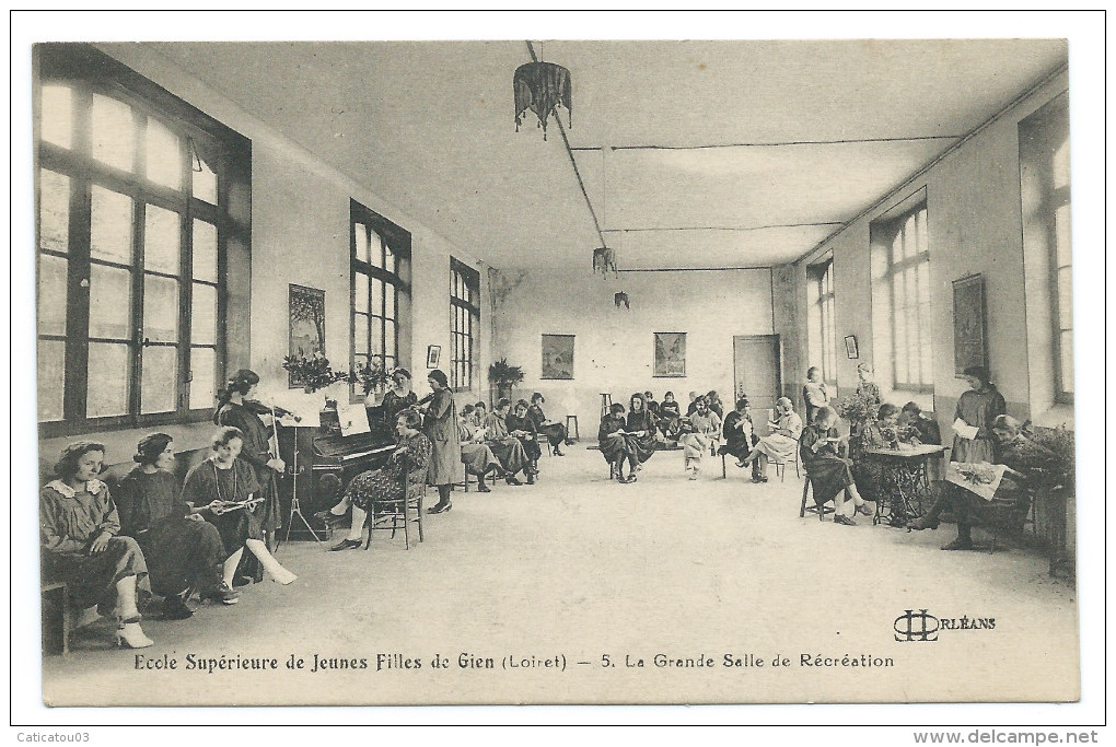 GIEN (Loiret) École Spérieure De Jeunes Filles - Grande Salle De Récréation - Belle Animation - Gien