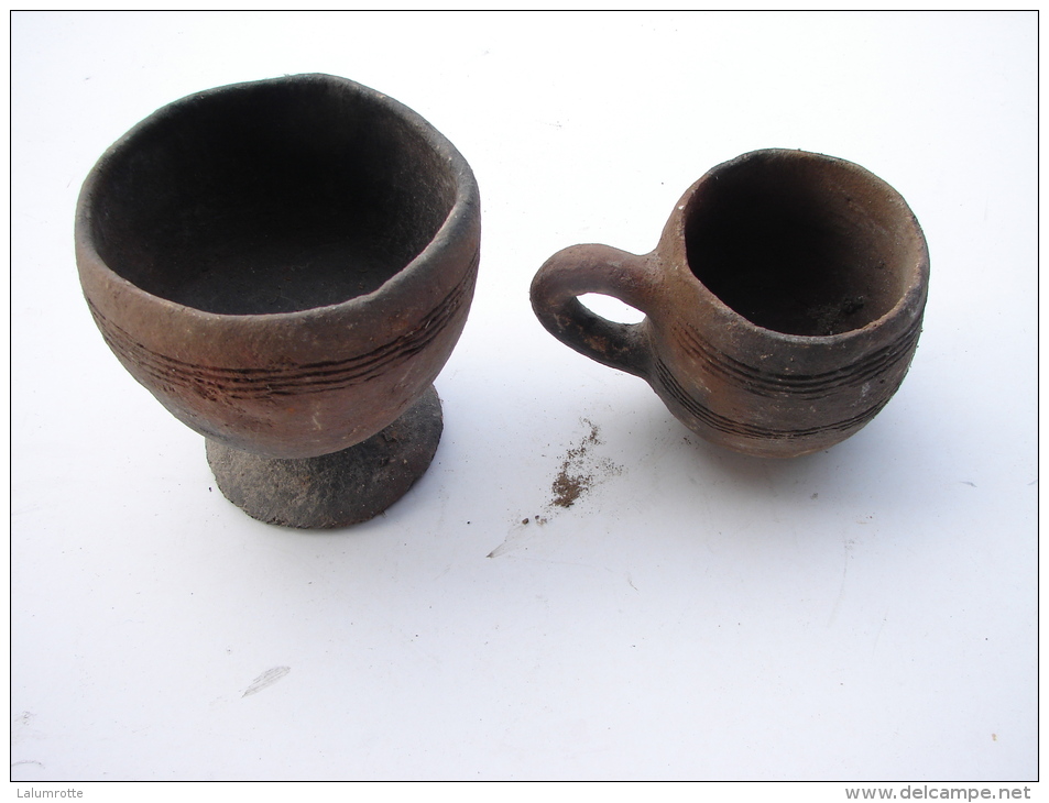 Lot. 421. Deux Petits Pots En Terre Cuite Réalisée Au Colombin Dans La Région D'Edéa Au Cameroun. - Art Africain