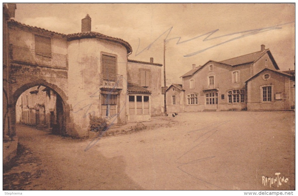 Carte Postale, L´ancienne Porte De Ville, Mairie, Availles Limousine Limouzine - Availles Limouzine