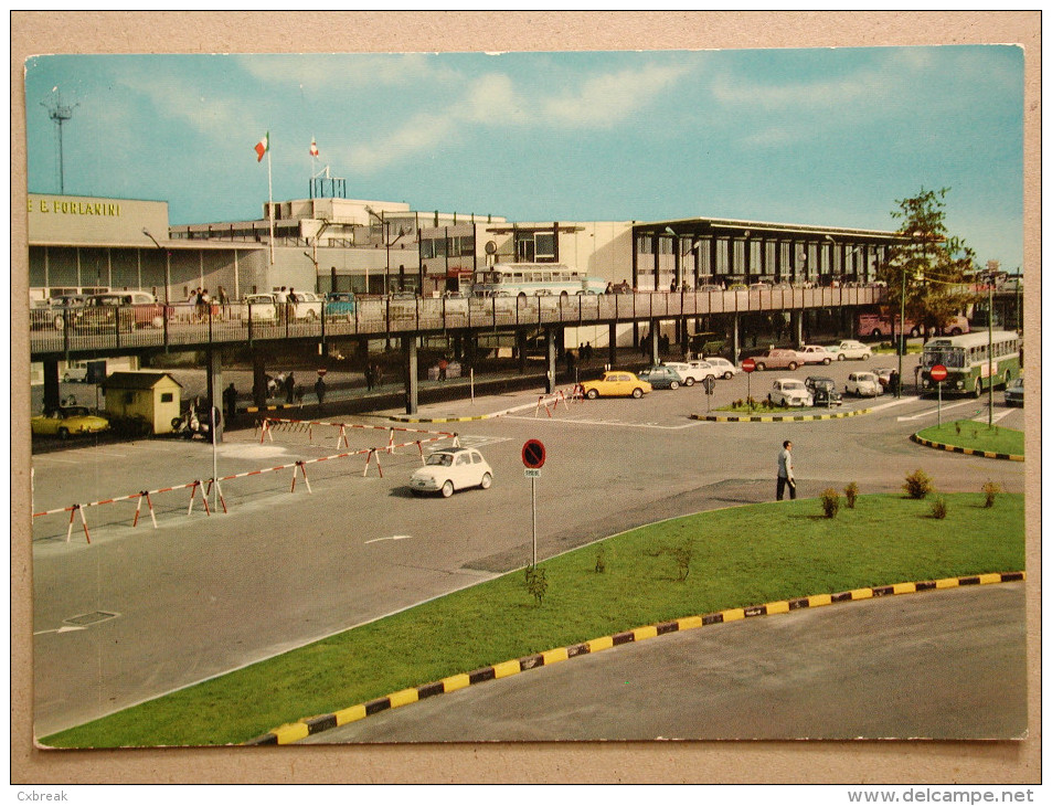 Fiat 500, 1100, Topolino Belvedere, 600, LAncia Appia, Flavia Coupé, Ford Anglia, Aeroporto Forlanini, Milano Linate - Voitures De Tourisme