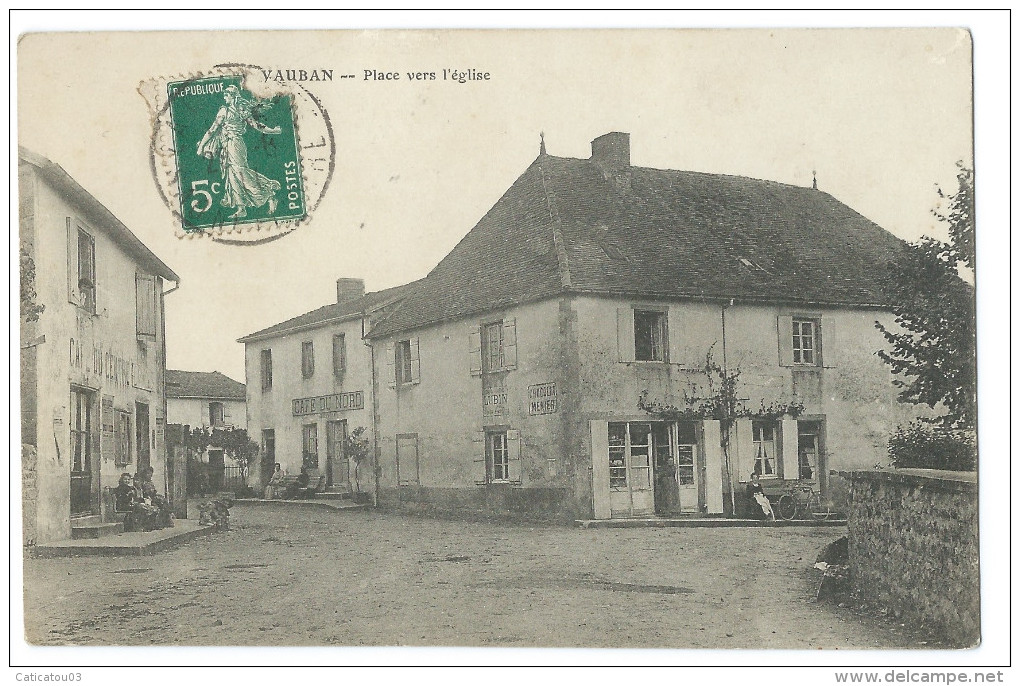 VAUBAN (Saône Et Loire) Place Vers L'Église - Animée - "Café Du Nord" - "Café Du Centre" - Other & Unclassified