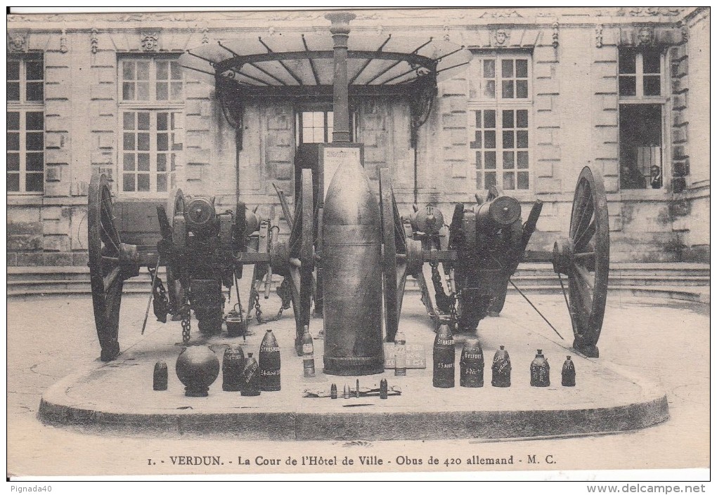 Cp , MILITARIA , VERDUN , La Cour De L'Hôtel De Ville , Obus De 420 Allemand - Materiale