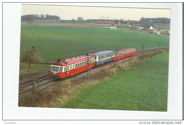 PRES DE NEUILLE PONT PIERRE (37) UN AUTORAIL X 2400 ET X 2100 ASSURANT LE TRAIN 7110 TOURS LE MANS MAI 1984 - Neuillé-Pont-Pierre