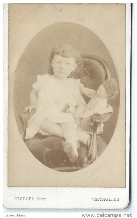 Photo Montée Sur Carton /Fillette Sur Fauteuil/ GEORGES/Versailles/Vers 1880   PHOTN38 - Anciennes (Av. 1900)