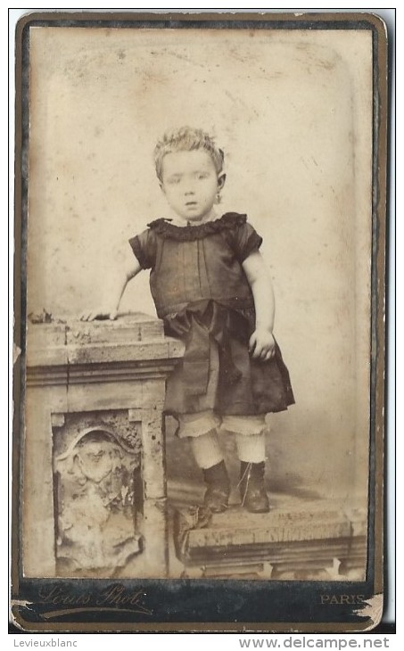Photo Montée Sur Carton /Jeune Enfant Accoudé  /LOUIS/Paris /Vers 1895  PHOTN51 - Anciennes (Av. 1900)