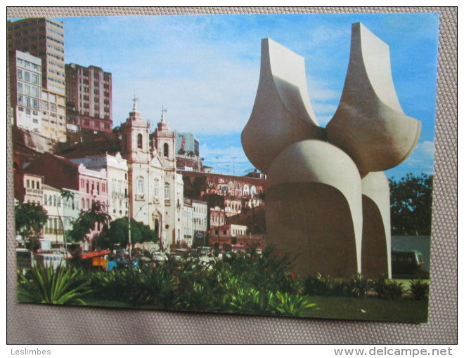 Salvador, Bahia. Escultura De Mario Cravo Com Fonte Luminosa E Igreja Nossa Senhora Da Conceicao Da Praia. - Salvador De Bahia