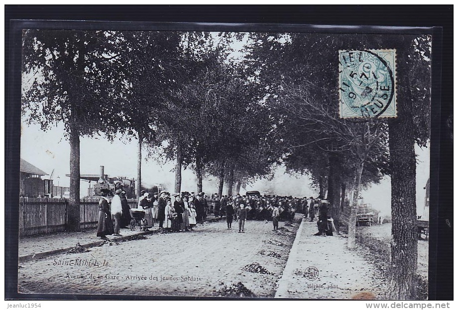 SAINT MIHIEL ARRIVEE JEUNES SOLDATS LE TRAIN A GAUCHE - Saint Mihiel