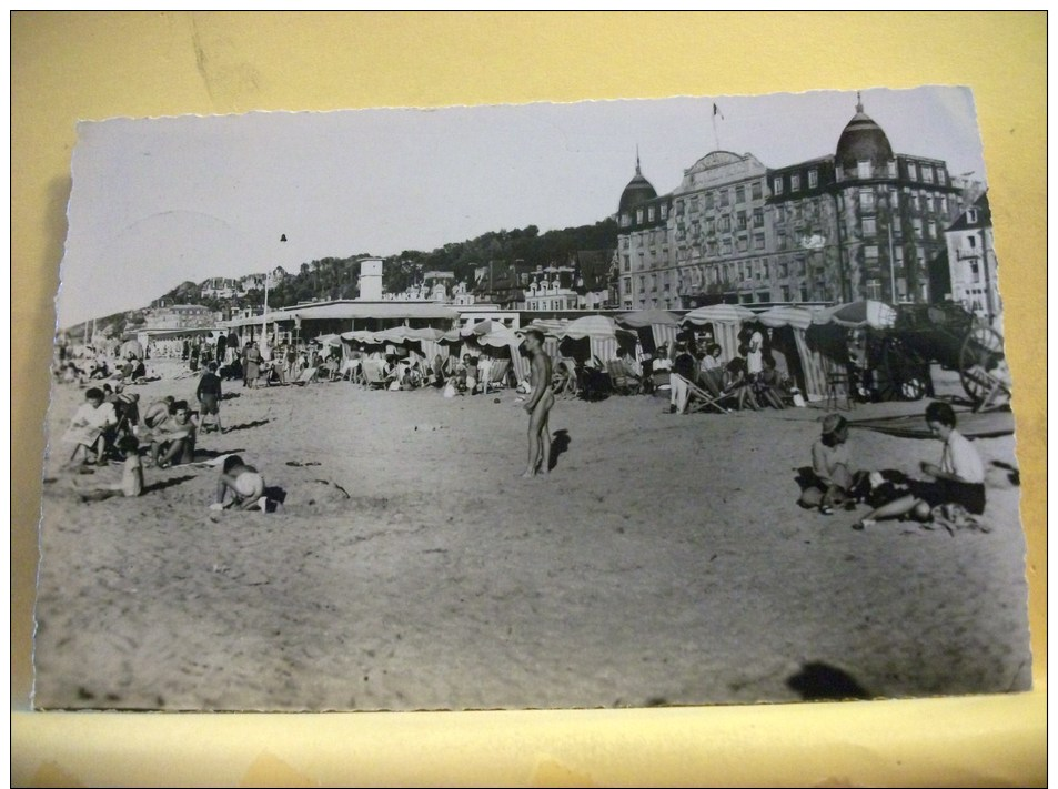 14 979 - CPSM PM - TROUVILLE - LA PLAGE ET LE TROUVILLE PALACE - 1951 - BELLE ANIMATION - - Trouville