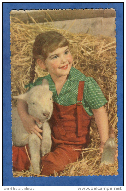 CPA - Petite Fille & Son Agneau Avec Biberon - Sheep Girl Kid Kind Enfant Mouton - Autres & Non Classés