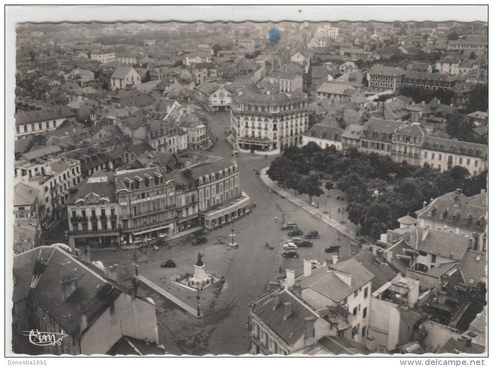 TARBES  Vue Aérienne  -  Olace De Verdun .  105x150  Dentelée , Glaçée - Tarbes