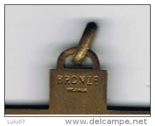 Crucifi  Marqué  Bronze  France 8.5 Cm  X  6 Cm X 13 Mm X  2 Mm - Colgantes