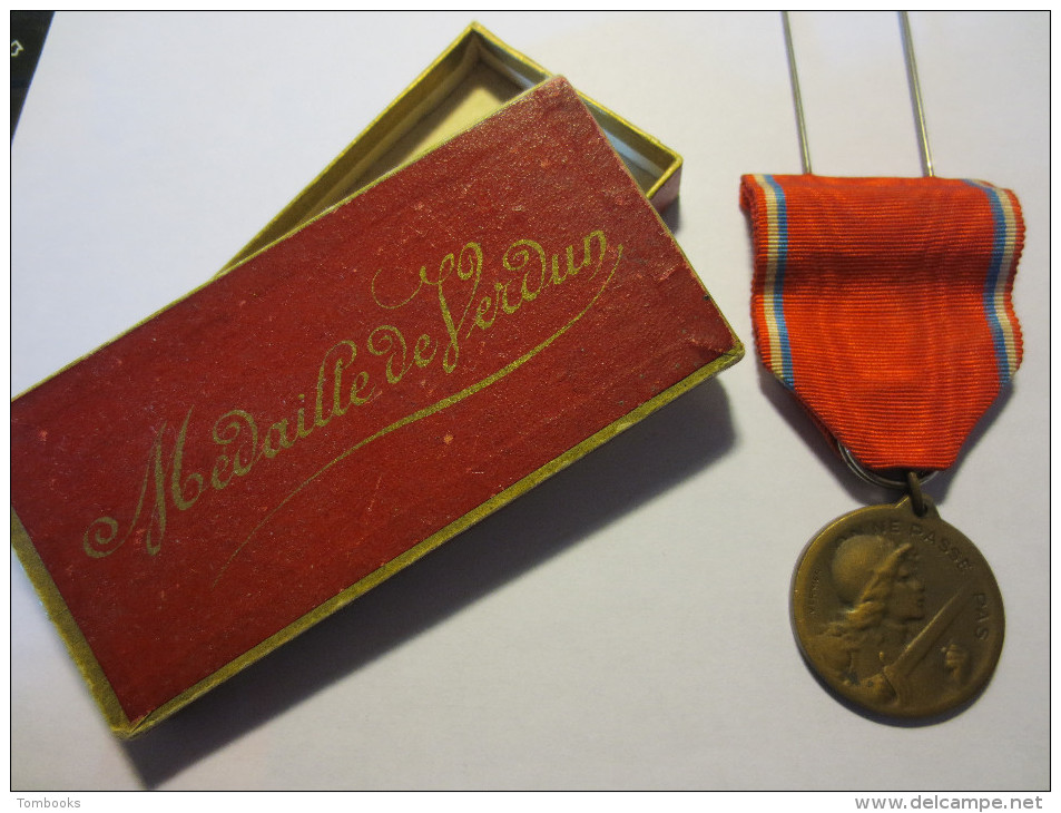 Médaille De Verdun Avec Sa Boite " On Ne Passe Pas  "  Vernier  " - Autres & Non Classés