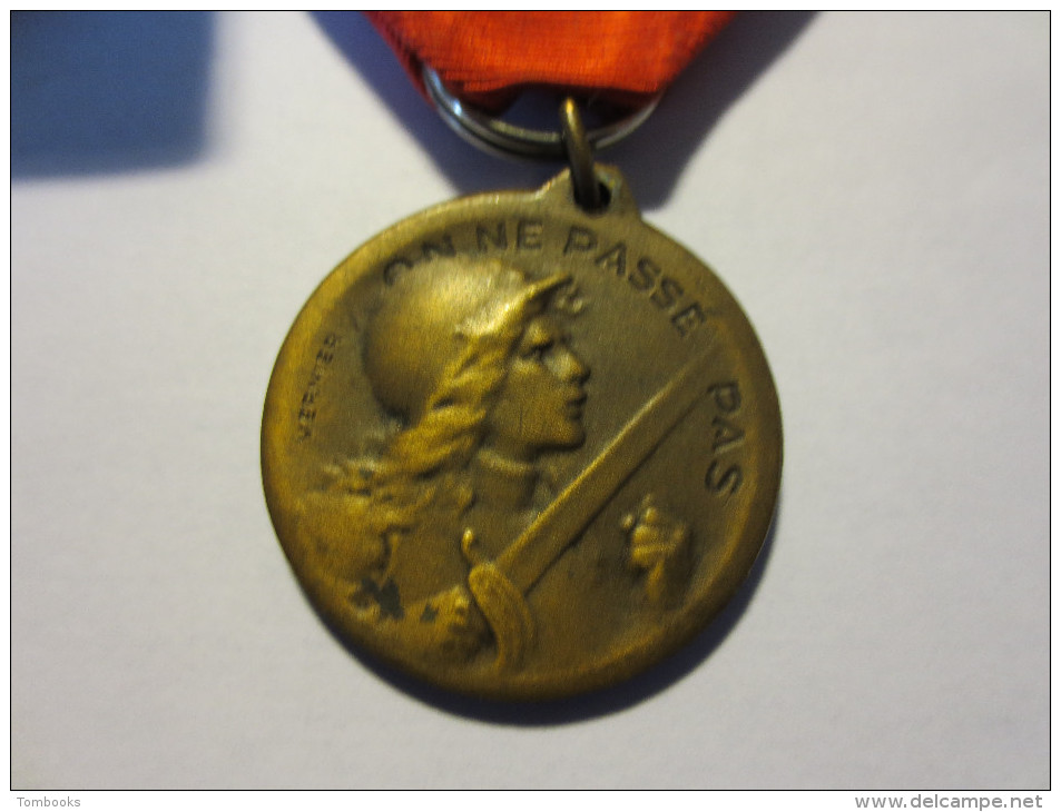 Médaille De Verdun Avec Sa Boite " On Ne Passe Pas  "  Vernier  " - Autres & Non Classés