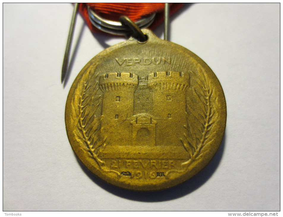 Médaille De Verdun Avec Sa Boite " On Ne Passe Pas  "  Vernier  " - Autres & Non Classés