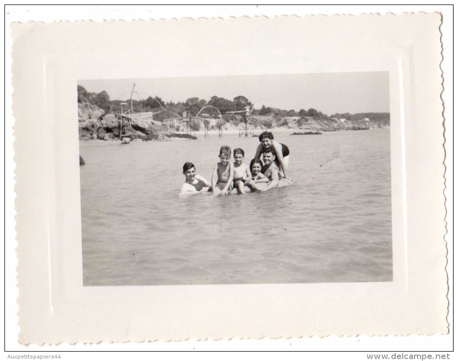 Photo Originale - Bain De Mer Familial Devant Les Pêcheries En Loire Atlantique - Pornic ? La Bernerie ? - Personas Anónimos