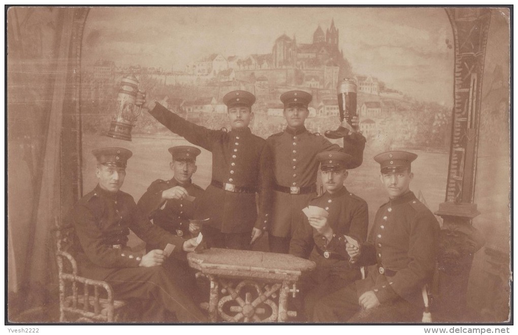 France / Allemagne 1912. Carte Postale, Photo. Soldats Jouant Aux Cartes Ou Buvant De La Bière. De Neubreisach, Alsace - Cartes à Jouer