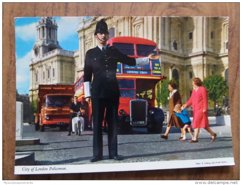 48796 POSTCARD: LONDON: City Of London Policeman. - Sonstige & Ohne Zuordnung