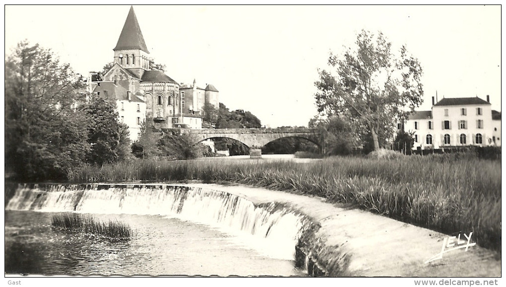 85     MAREUIL  SUR  LE  LAY    LA  CHUTE  D  EAU  DU  MOULIN - Mareuil Sur Lay Dissais