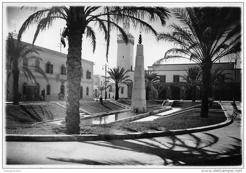 04264  "BENGASI - CIRENAICA - LIBIA - PIAZZA XXVIII OTTOBRE" ANIMATA - DISTRIBUTORE CARBURANTE. FOTOGRAFIA ORIG. - Afrique