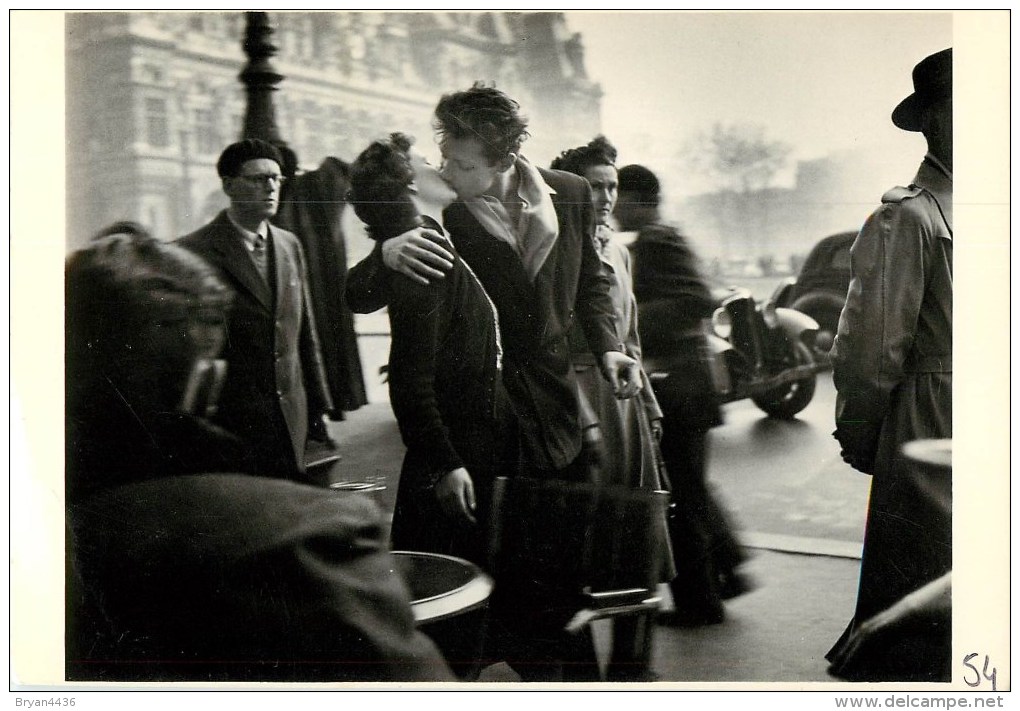 ROBERT DOISNEAU -  PHOTOGRAPHE - "PARIS - 1950 - KISS BY THE HOTEL DE VILLE" - RARE EDITION ARTISTIQUE ADMIRA -1983 -TB - Doisneau