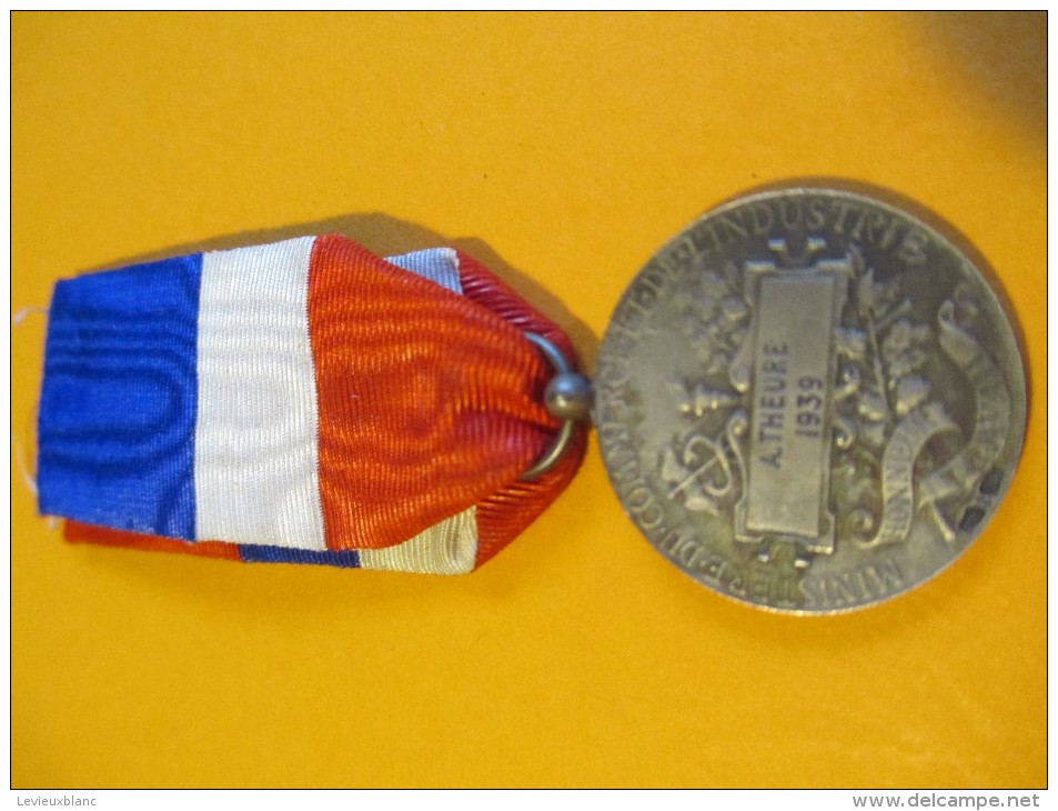 Médaille Du Travail/Ministére Du Commerce Et De L'Industrie/Attribuée à  A.THEURE/1939  MED34 - France