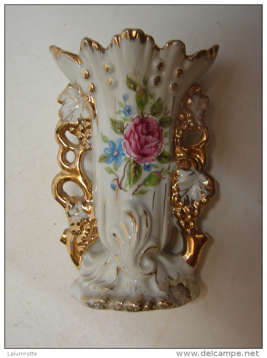 Lot. 468. Petit Cornet En Faience Blanche. Décors De Fleurs Et Dorure Sur Les Anses - Tournai (BEL)