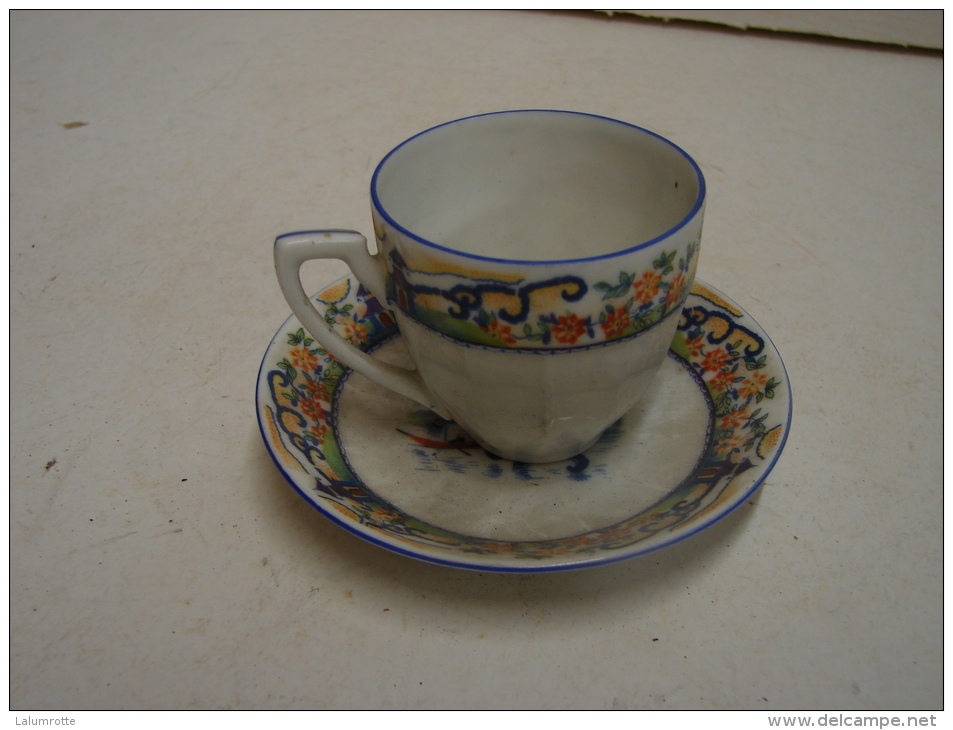 Lot. 472. Tasse Et Sous Tasse. Victoria China - Autres & Non Classés