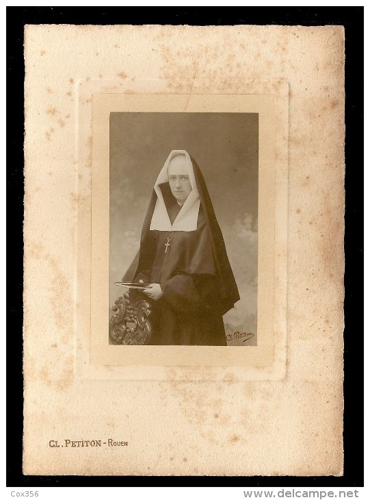 PHOTO CDV  , CL . PETITON à ROUEN Une Femme D'Eglise  ( Photo Signer ) - Personas Anónimos