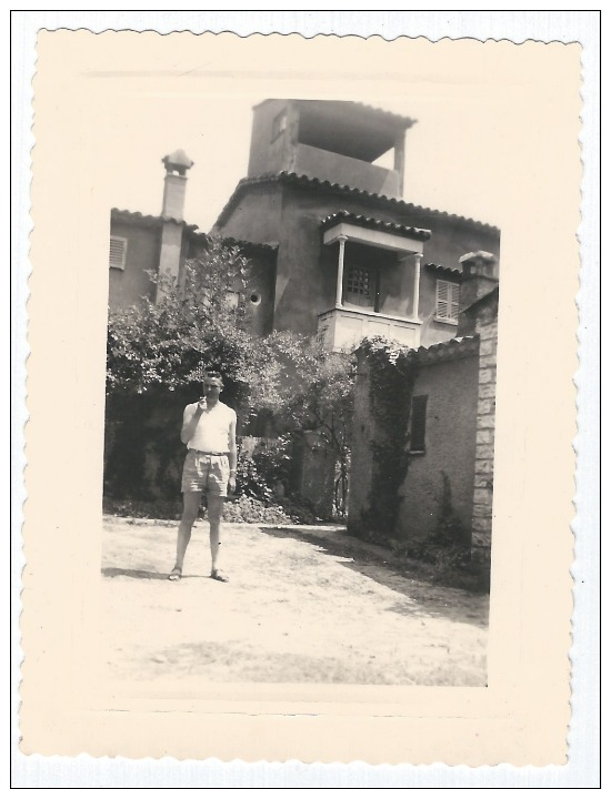 Photographie, Anonyme, 1958, Cagnes-sur-Mer, Camping Santa-Maria, Homme En Short Devant Une Maison, Pipe (Alpes-Marit... - Places