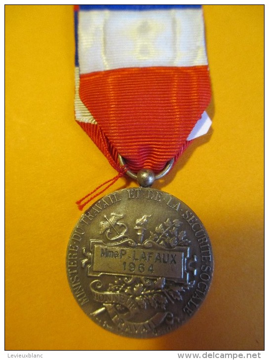 Médaille Du Travail/Ministére DuTravail Et De La Sécurité Sociale//Attribuée/Madame P. LAFAUX/1964      MED44 - France