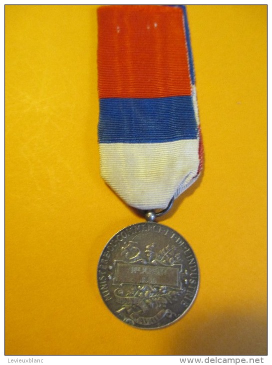 Médaille Du Travail /Ministére Du Commerce Et De L'Industrie/attribuée/Melle M.PETIT/ 1930    MED51 - France