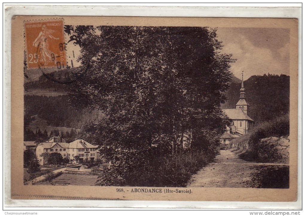 ABONDANCE - VUE SUR L EGLISE ET LE VILLAGE - CPA - Abondance